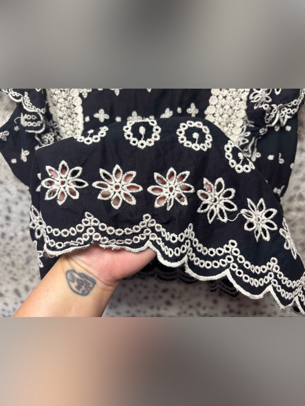 JENNIFER & GRACE FLUTTER SLEEVE PEPLUM STYLE EYELET TOP - Picture 3 of 4